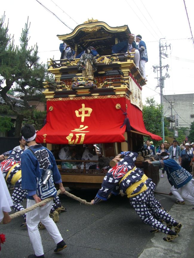 名古屋市の徳川園(日本庭園)が出来て８年に成ります。<br /><br />徳川園周辺で山車の在る地域が参加して、からくり人形と山車を多くのお客様に展覧します。<br /><br />①・・・一日目は地域の山車祭りとして各家庭に挨拶を兼ねて引き回しを行います。<br /><br /><br />６月の第１土曜日は、いつもの山車が出ます。<br /><br />梅雨に入り蒸し暑くなる時期で、毎年すごく暑い事が多いです。<br />今年は、お天気に恵まれました。<br /><br />町内会を始め、地元の人、家族ぐるみで、お祭りを楽しみにしている様子が伝わってきます。<br /><br />山車の中には太鼓の人、笛を吹く人座って居ます。<br /><br />最上には指示する人がいて周り気を配っていますね。<br /><br />皆の気持ちが一つになり、がつんと動き出します。ハラハラしながら見守ります。<br /><br />ピーヒャラ　ピーヒャラと街中を練り歩きます。