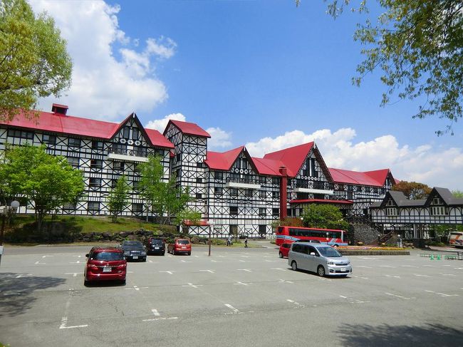 北軽井沢に滞在中、観光の合間にホテル巡りをする。以前から行きたかった「軽井沢倶楽部:ホテル軽井沢1130」、「ホテルグリーンプラザ軽井沢」(写真)、衝動的に訪れた「紀州鉄道:軽井沢ホテル列車村本館」、そして想い出の「東急ハーヴェストクラブ・軽井沢高原」である。<br /><br />私のホームページ『第二の人生を豊かに―ライター舟橋栄二のホームページ―』に旅行記多数あり。<br />http://www.e-funahashi.jp/<br />