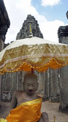 灼熱！柬埔寨（4）快適なチャータータクシーに乗って涼みながらアンコール・トムのバイヨン寺院に向かう。
