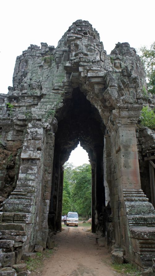 灼熱！柬埔寨（5）バイヨン寺院の見学の後は広大なアンコール・トムの