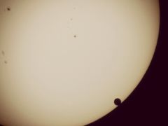 台北での金星太陽面通過観測。