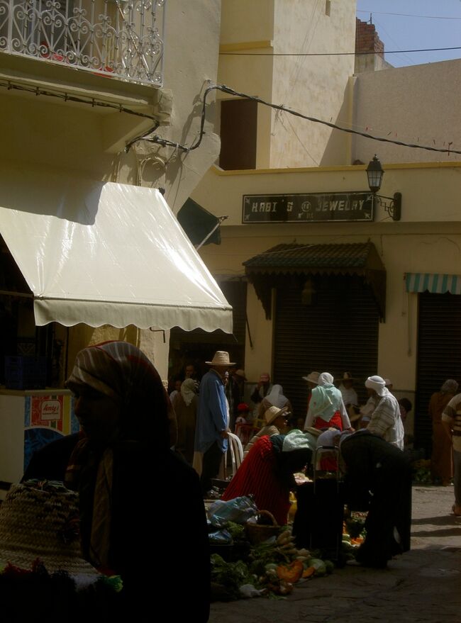 スペインからモロッコ・タンジェにわたって2日目、この日はタンジェの街を終日散策。<br /><br />旧市街メディナを中心に、タンジェの街をあてもなくぶらぶら。食事はモロッコ料理の代表格、タジンとクスクスをいただく。