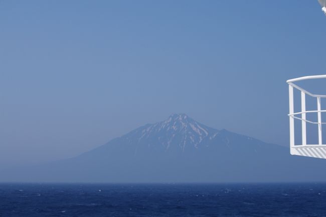 二日目は稚内から始発のフェリーにて利尻島へ。<br /><br />半日タクシーで観光して午後の便で礼文島へ渡ります。