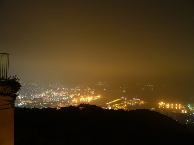 今回の長崎旅行の２泊目は、佐世保市郊外の「弓張岳」の山頂付近に建つ『弓張の丘ホテル』でとりました。<br />高台にあるので、佐世保の夜景が綺麗という評判で選びました。<br /><br />『2012早春の長崎県旅行』ダイジェスト版はこちら→http://4travel.jp/traveler/joecool/album/10653619/