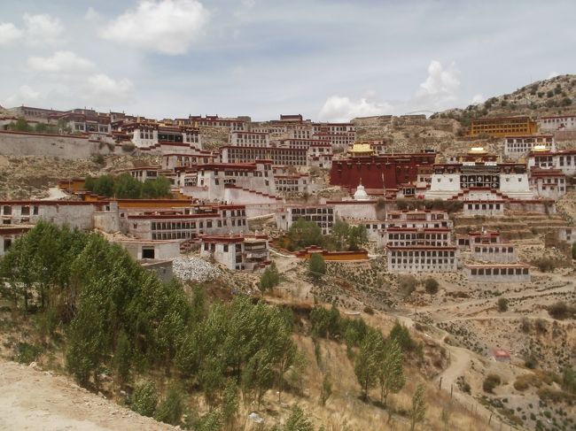 大学時代に私は何となく「チベット」というものに興味がありました。仏教学を専攻していましたので、「チベット仏教史」を選択しました。授業で学んでいるうちに段々とチベットに興味を持つようになったのですが、残念ながらチベットへ旅行するためのチャンスを見失い、そのまま卒業してしまいました。<br /><br />社会人となった後に旅をしたブータンやモンゴルで、ガイドや僧侶から「ポタラ宮殿に行きお参りしたい」と言っていたのを心の片隅にありました。私もチャンスがあれば行ってみたい気持ちが次第に強くなっていきました。<br /><br />そして今年になってようやく念願が叶い、一週間のお休みを頂くことができました。これを機会にチベットへ行き、チベットにある仏教寺院を自分の目で見て、そこに住む方とお話できればと思い、決行しました。<br /><br />どうぞご覧下さい。<br /><br /><br /><br />【日程】<br /><br />・５月２６日(土)<br />自宅→車にて東京成田国際空港へ→東京成田国際空港より中国東方航空ＭＵ５２２便ビジネスクラスにて搭乗、上海浦東国際空港経由、西安咸陽国際空港23:20着<br /><br />宿泊先：航空大酒店<br /><br />・５月２７日(日)<br />西安咸陽国際空港より7:45発、中国東方航空ＭＵ２３３３便ファーストクラスにて搭乗→ラサ空港10:45着、チベットの山南エリアへ<br />ユムブ･ラカンとサムイェ寺見学<br /><br />宿泊先：ツェタン裕&#31025;暇日大酒店(ﾕｳﾛｳｶｼﾞﾂﾀﾞｲｼｭﾃﾝ)<br /><br />・５月２８日(月)<br />ツェタン→ラサ市内へ<br />デプン寺、セラ寺、ジョカン(大昭寺)、民俗舞踊見学<br /><br />宿泊先：ラサ亜賓館(ヤクホテル)<br /><br />・５月２９日(火)<br />ポタラ宮殿見学→ガンデン寺→ラサ市内のバルコル周辺を散歩<br /><br />宿泊先：ラサ亜賓館(ヤクホテル)<br /><br />・５月３０日(水)<br />ノルブリンカ宮殿見学→ラサ駅12:05発、青蔵チベット鉄道乗車、一等寝台乗車<br />　<br />(そのまま車内泊)<br /><br />・５月３１日(木)<br />西寧西駅着10:26→東関清真大寺(イスラム寺院)、タール寺見学<br />西寧空港22:35発チベット航空TV9818便エコノミークラスにて搭乗→成都国際空港着23:50<br /><br />宿泊先：云龍酒店<br /><br />・６月１日(金)<br />成都国際空港9:00発中国東方航空MU5037便ビジネスクラスにて搭乗→上海浦東国際空港12:30着(到着遅延)→上海市内観光→17:30発(出発遅延)中国東方航空MU271便ビジネスクラスにて搭乗→東京成田国際空港着21:00頃→車にて帰宅<br /><br /><br /><br />【手配旅行会社】<br /><br />・ＩＨ旅行社･･･MU522便、MU5037便、MU271便ビジネスクラス　153,000円(空港税、燃油代全て含む)<br /><br />ＩＨ旅行社ＨＰ：http://www.ihtravel.jp/<br /><br />・西安中信国際旅行社･･･チベット、西寧、成都のガイドとドライバーからホテルや鉄道乗車券や航空券など一切の手配　　217,600円<br /><br />西安中信国際旅行社ＨＰ：http://t-ts.com.cn/<br /><br /><br /><br />【利用航空会社】<br />・中国東方航空<br />・チベット航空（西蔵航空 Tibet Air）<br /><br /><br />【ご留意】<br />この旅行では私の職業が僧侶のため、ところどころ僧衣を着て旅をしました。仏教寺院に参拝する時や僧侶に会う時など、チベットの方々の信仰を尊び、礼儀を持とうと考えたからです。未熟な僧侶ではありますが、今まで通りに私のことを一人の人間として関わって頂ければ幸いですので何卒御理解と御協力をお願い致します。<br />そして、少しでも情報提供やチベットのことが伝えられることができれば幸いです。<br /><br /><br />※この巻では旅行日４日目、ポタラ宮殿の見学を時間内に無事に終え、昼食後にガンダン寺に行くところから始まります。写真はガンダン寺です。標高４０００ｍあり、ラサより４００ｍ高いところに建っています。高山病に気をつけて行かなければなりませんでした。