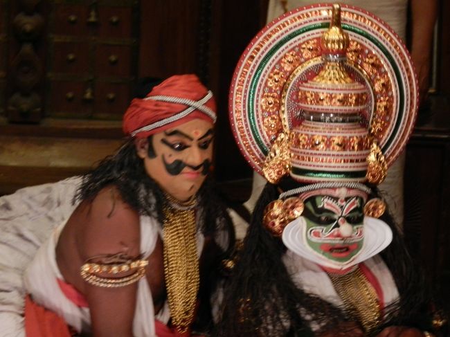 インドの祝日(1/26 Republic Day)に有給休暇を1日付けて、3泊4日でコーチンとアレッピーへ。<br /><br />天国のようなアレッピーから再びコーチンに戻り、街歩きとカターカリ鑑賞。<br />コロニアルな雰囲気のフォート・コーチンは、インドにいることを忘れてしまうような街並みだ。<br />ケララの伝統舞踊であるカターカリは、言葉はわからなくても表情での表現が豊かで、なかなか楽しめた。