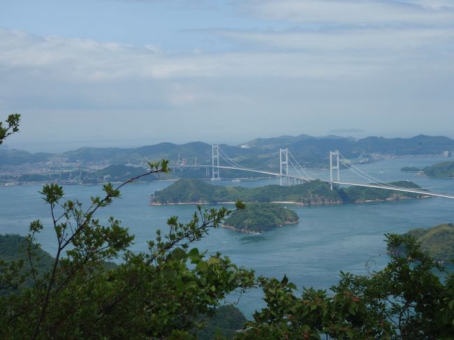 読売旅行社　主催の『第4回しまなみ海道ウォーク』に参加してきました。<br />このツアーは、以前にも紹介しましたが、広島側からしまなみ海道の橋を順番にウォークしていこうという企画で、私は今回2回目の参加です。前回は、生口島と大三島を結ぶ全長1480mの多々羅大橋をウォーキングしました。<br />今回のスケジュールは、自宅を7時過ぎに出発し、集合場所に行き山陽自動車道経由しまなみ海道を走り11時に大島にある亀老山展望公園に行き、そこで昼食。その後、伯方・大島大橋入り口付近にバスで移動し、そこからウォーキングのスタート。徒歩で橋を渡り、伯方島側の道の駅『マリン・オアシス伯方』まで約4kmのウォーキング。そこで休憩後、大三島橋の付近までバスで移動し、大三島橋をウォーキングし、その後、伯方の塩で有名な伯方塩業大三島工場を見学して、帰宅するコースです。したがって、今回は全長1165mの『伯方・大島大橋』と全長328mの『大三島橋』の2つの橋をウォーキングしました。<br />