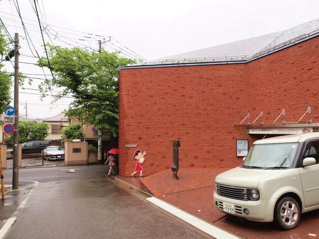 度々　ニュースで報じられる　サザエさんのお父さんの髪の毛<br /><br />　ちょと気になり桜新町のサザエさんち訪問となりました。<br /><br />小雨、、いいえ　これが小雨と言うのでしょうか？<br /><br />長谷川町子美術館<br />http://www.hasegawamachiko.jp/