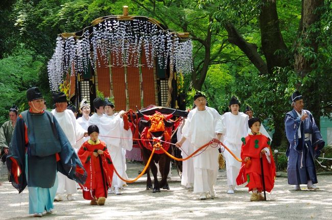 下鴨神社へ葵祭・路頭の儀（行列）を見に行ってきました。<br />＊今年は15日が雨天のため，16日に順延実施されました。<br />＊写真の説明は，主に観覧席者に配布されたパンフレットから引用していますが，名前等に間違いがあるかもしれません（名前等のわかる表示類は一切ありませんでしたので）。<br />