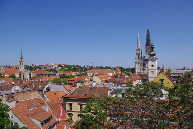 今年のゴールデンウィークは2日休めば9連休。<br />そこで仕事を投げ捨て、妻と二人で魅惑の国クロアチアへ。<br />内戦があったとは思えない、赤い屋根と青い海の美しい国そのものだった。<br /><br />訪問先は、クロアチアの首都のザグレブ(Zagreb)とその郊外のサモボル(Samobor)、自然公園のプリトヴィツェ(Plitvicka)、中世の港町トロギール(Trogir)、スプリト(Split)、ドゥブロヴニク(Dubrovnik)、そしてトランジットで最後にウィーン(Wien)。<br />このうち、プリトヴィツェ以降5箇所は全て世界遺産という価値ある旅だった。<br /><br />【4月29日(日)】<br />成田からウィーンを経由してザグレブ(Zagreb)へ。<br />オーストリア航空は予定より早くウィーン(Wien)に着き、幸先のよいスタートかと思ったら、クロアチア航空の機器トラブルで出発が大幅に遅延。<br />結局、ウィーン空港で5時間以上も足止めされ、ザグレブ空港に着いたのは夜10時。<br />同ホテルに宿泊するという女性2人組みが送迎付で空港を後にするのを尻目に、シャトルバスに乗って市内のバスセンターへ。<br />そこから白タクっぽいタクシーで、街路灯が黄色く光る街を走り抜け、ホテルへ。<br /><br />ちょっと古めのホテルだが、11時過ぎに無事にチェックイン。<br />部屋に入りほっとしたのも束の間、iphoneを充電しようと変換プラグと充電器をコンセントに差し込んだところ、充電器から火花が出て、一瞬で部屋が真っ暗！！<br /><br />暗闇の中、どうにかブレーカーを探し、部屋は明るくなったが、頭がクラクラ。<br />iphoneは国際標準で240Ｖまで対応しているハズだが…。<br />調べると、使ったバッファロー製の充電器が日本国内専用の100Ｖ対応。<br />バッファローさん、大手企業なのにそりゃないですよ。<br /><br /><br />【4月30日(月)】<br />初日のトラブルを振り払うように、6時の朝食に一番乗り。<br />思ったより充実したバイキングでお腹を満たし、7時過ぎにはホテルを出発。<br />午前中の予定はザグレブ郊外、サモボル(Samobor)という小さな中世の町へ足を伸ばすこと。<br />ホテル近くのトラムの駅へ行き、TISAKというキオスクのようなお店で一日券を購入。<br />トラムは路線が多いし、市内中心部は無料区間もあるなど、とても便利。<br />バスセンターまでトラムで行き、8時発のバスに乗り込む。<br />近郊行きのバスだが、日本の観光バスのようなタイプで乗り心地はいい。<br /><br />バスは整備されたハイウェイを順調に飛ばす。<br />暫くして山裾に分け入り、30分ほどでサモボルのバスセンターに到着。<br />このバスセンターはモダンな建物で、中心部から少し離れたところに新築されたらしい。<br />「地球の歩き方」の地図とは場所が違うではないか…。<br />ちょっと道に迷ったが、20分ほど住宅地を歩くと伝統的な街並みが現れてきた。<br />山から流れる川に沿い広場があり、その周囲を教会や赤屋根の建物が囲む。<br />ドイツなどによく見られる内陸型の伝統的な街並みで、起源は13世紀に遡るという。<br />川沿いの木々はちょうど新緑、花も咲き出し、確かに美しい。<br /><br />サモボルが有名なのは、中世の街並みだけではなく、クリームケーキがあるから。<br />広場にあるお勧めオープンカフェ、ウ・プロラズ(U Prolazu)で早速注文。<br />よくある甘口クリームとは違い、甘さを抑えた卵白のフワッとした食感で、美味しかった。<br />お洒落なショップや市場もあり、ゆっくり散策したい所だが、昼前のバスでザグレブに戻る。<br /><br />市の輪郭を見たいので、ザグレブ市内で途中下車し、トラムに乗り換え。<br />川を越え、南側に広がる新市街を車窓から見学。<br />どこも敷地がゆったりし、建物は道路からセットバックして建っている。<br />道路と建物の間は芝生や樹木の庭があり、美しい。<br /><br />トラムで中心部のズリニェヴァツ公園(Zrinjevac)へ移動し、そこから市内散策を開始。<br />ザグレブはクロアチアの首都だが人口は80万人ほど。<br />決して大きな町ではないが、道路や公園は整備されているし、ショップやレストランも少なくない。<br />特に驚いたのがカフェの多さで、有名なウィーンを遥かに凌ぐほど。<br />広場や歩道はもちろん、道路にまで迫り出したカフェが、いったい何件あることか。<br /><br />そんな中からランチに選んだのはGood Foodというサラダ専門カフェ。<br />お客さんの目の前でサラダを作るもので、若い人、特に女性が多かった。<br />サンドイッチを食べたが、ヘルシーで美味しかった。<br /><br />午後は丘の上の旧市街へ。<br />世界一短いという66ｍのケーブルカーで丘の上に行くつもりだったが、あいにく故障中。<br />しかたなく石畳を歩いて登ったが、季節外れの30度という暑さで、クタクタ。<br />確かにこのケーブルカーの存在意義はある。<br />苦労しただけあって、丘の上からの見晴らし素晴らしく、眼下の新市内はもちろん、起伏に富んだ旧市内の景観も見事。<br /><br />カラフルで漫画チックな瓦屋根の聖マルコ教会をまわり、城壁の石の門をくぐり、谷筋へ。<br />緩くカーブした細い路地に、幾つもカフェが立ち並ぶ。<br /><br />旧市内をずっと散策していてもいいのだが、写真を見て興味を持ったミロゴイ墓地(Mirogoj)へ。<br />大聖堂の前からバスに乗り15分ほどのところに、蔦の絡まる大きな城壁風の建物。<br />欧州で最も美しい墓地とも言われているらしいが、墓地という宮殿に近い。<br />墓地を囲むアーケードのような壁面に、間口5mほど間隔で、モニュメント状の墓が並ぶ。<br />そのデザインは思い思いで、キリスト像やら、個人の銅像のようなものまで様々。<br />全部が壁付の墓ではなく、土の上に立つ墓もあるが、そちらは見慣れたもの。<br />カルチャーの違いに戸惑いながら、再びバスに乗り、大聖堂前へ。<br /><br />聖母被昇天大聖堂(Katedrala Marojina Uznesenja)は2つの鐘楼を持つ巨大な教会。<br />13世紀の建物を19世紀築に修復したとのことだが、様式はゴチック建築。<br />片方の鐘楼は修繕工事中らしいが、仮囲いに外観の絵がプリントしてあるのは面白い。<br />大聖堂だけでなく、他の工事現場でも見たので、どうもこれが一般的らしい。<br /><br />暑さによる疲れと渇きで、パラソル付の居心地の良さそうなカフェへ。<br />冷たいものを飲みながら、行き交う人々を眺めるのは、結構楽しい。<br />モデルかと思う女性、愛くるしい子供達、散歩の犬と飼い主、飽きることはない。<br /><br />旧市街の丘を下り、市内中心部の散策へ。<br />アロマショップで紅茶を買ったり、H＆Mで服を買ったり、iphoneショップで充電したりで、ブラブラと街並み見学。<br /><br />それにしても兎に角暑い。<br />アイスクリーム屋「ミレニアム」で一休み。<br />ジェラートを食べるが、さすがにレベルは高い。<br /><br />日も暮れかけ夕食の時間になったが、疲れ果てて食欲も出ない。<br />レストランをパスし、昼と同じくサラダをテイクアウトして、ホテルに戻り食事。<br />明日からに備え、本日はここで終了。<br />