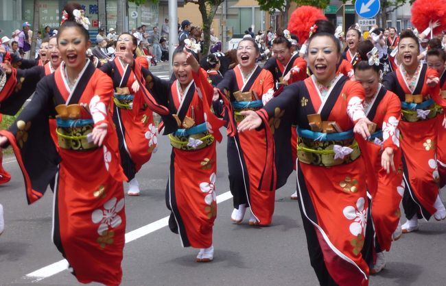 北国・札幌の初夏の風物詩として定着したYOSAKOIソーラン祭りが６日から10日まで札幌・大通公園をメーン会場に開催されました。第21回を迎えた今回はブラジル、サハリンの海外や本州などを含めて２００チーム以上が参加し、高知県の「よさこい祭り」をベースにした独創的な振り付けや音楽で構成された演舞を熱く闘わせました。最終日に豊平区の平岸会場に足を運び、大音響に包まれた中での各チームによるエネルギーの躍動をデジカメに納めてきました。ファイナル・ステージ審査の結果、平岸天神チームに「YOSAKOIソーラン大賞」が授与されました。平岸天神は３、４、７、８、12、17、18回に続く８度目の大賞獲得で、準大賞も過去７回受賞しています。