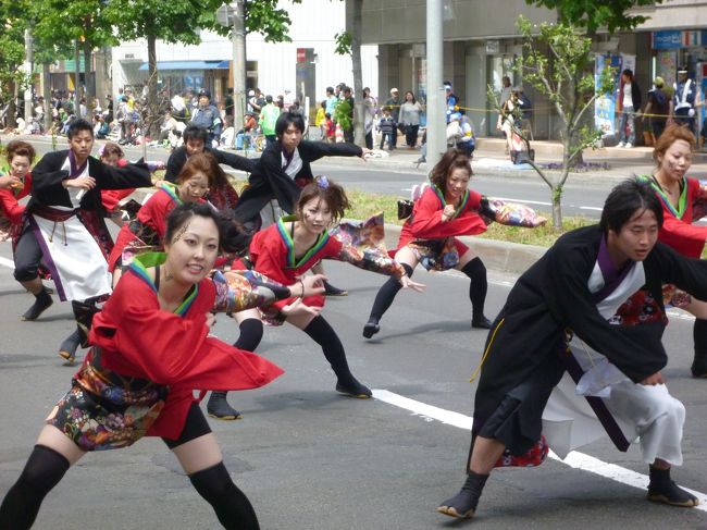 北国・札幌の初夏の風物詩として定着したYOSAKOIソーラン祭りが６日から10日まで札幌・大通公園をメーン会場に開催されました。第21回を迎えた今回はブラジル、サハリンの海外や本州などを含めて２００チーム以上が参加し、高知県の「よさこい祭り」をベースにした独創的な振り付けや音楽で構成された演舞を熱く闘わせました。最終日に豊平区の平岸会場に足を運び、大音響に包まれた中での各チームによるエネルギーの躍動をデジカメに納めてきました。ファイナル・ステージ審査の結果、平岸天神チームに「YOSAKOIソーラン大賞」が授与されました。平岸天神は３、４、７、８、12、17、18回に続く８度目の大賞獲得で、準大賞も過去７回受賞しています。