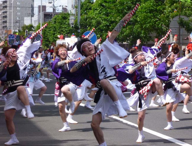 北国・札幌の初夏の風物詩として定着したYOSAKOIソーラン祭りが６日から10日まで札幌・大通公園をメーン会場に開催されました。第21回を迎えた今回はブラジル、サハリンの海外や本州などを含めて２００チーム以上が参加し、高知県の「よさこい祭り」をベースにした独創的な振り付けや音楽で構成された演舞を熱く闘わせました。最終日に豊平区の平岸会場に足を運び、大音響に包まれた中での各チームによるエネルギーの躍動をデジカメに納めてきました。ファイナル・ステージ審査の結果、平岸天神チームに「YOSAKOIソーラン大賞」が授与されました。平岸天神は３、４、７、８、12、17、18回に続く８度目の大賞獲得で、準大賞も過去７回受賞しています。