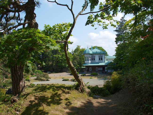 弘前市内からちょっと足を延ばして、清藤家の盛美園を訪ねました。清藤家二十四代の盛美は、9年の歳月を費やして、この庭園を造りました。全国の伝統的な庭園、建築を研究し、明治35年に、武学流の小幡亭樹を招いて、作庭に掛かり、明治44年に完成しました。庭園は三千六百坪、その一隅に鹿鳴館時代を思わせるような和洋折衷様式の「盛美館」を建てました。<br />清藤家の霊廟である御宝殿を大正6年に造り、本尊に鎌倉時代の彫刻・金剛界大日如来像を祀っています。毎時３分だけ開放されて、内部を説明と共に見学できます。