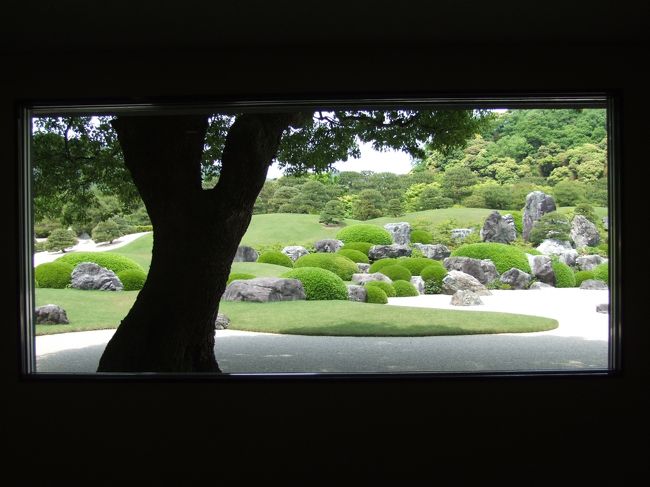 足立美術館において日本画の東西二大巨匠、横山大観と竹内栖鳳の名品が対峙する春季特別展（３月１日〜５月３１日）があと半月となったこの日訪れます。勿論庭園も大きな目的です。<br /><br />「庭園もまた一幅の絵画である」― 地元出身で足立美術館創設者、足立全康翁の言葉です。<br /><br />表紙は、足立美術館庭園。