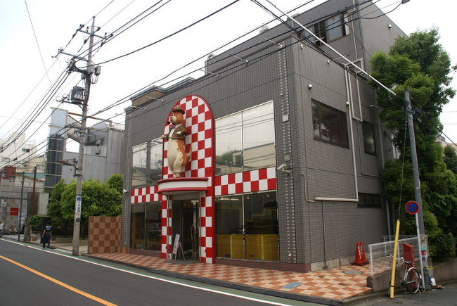 熱海駅から品川へ新幹線で約３０分で到着して、品川駅付近で昼食を摂り、目黒自由が丘のペットショップ<br />『マーサスミス』さんに里帰りと託けて４日間わが愛猫を預かって頂いてましたのでタクシーでお店まで<br />行き、同じタクシードライバーさんへ午後２時頃に、迎え予約可能かと尋ねると快諾して頂きましてお願いしました。