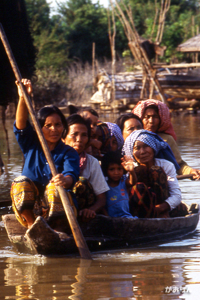アンコール遺跡を堪能したあとは、東南アジア最大の湖であるトンレサップの水上都市へ。<br /><br />簡素な高床式の小屋から家舟まで、湖で暮らす人々の生活を垣間見ることが出来ました。<br /><br />子供達の元気な笑顔が、とても印象的でした。<br /><br />
