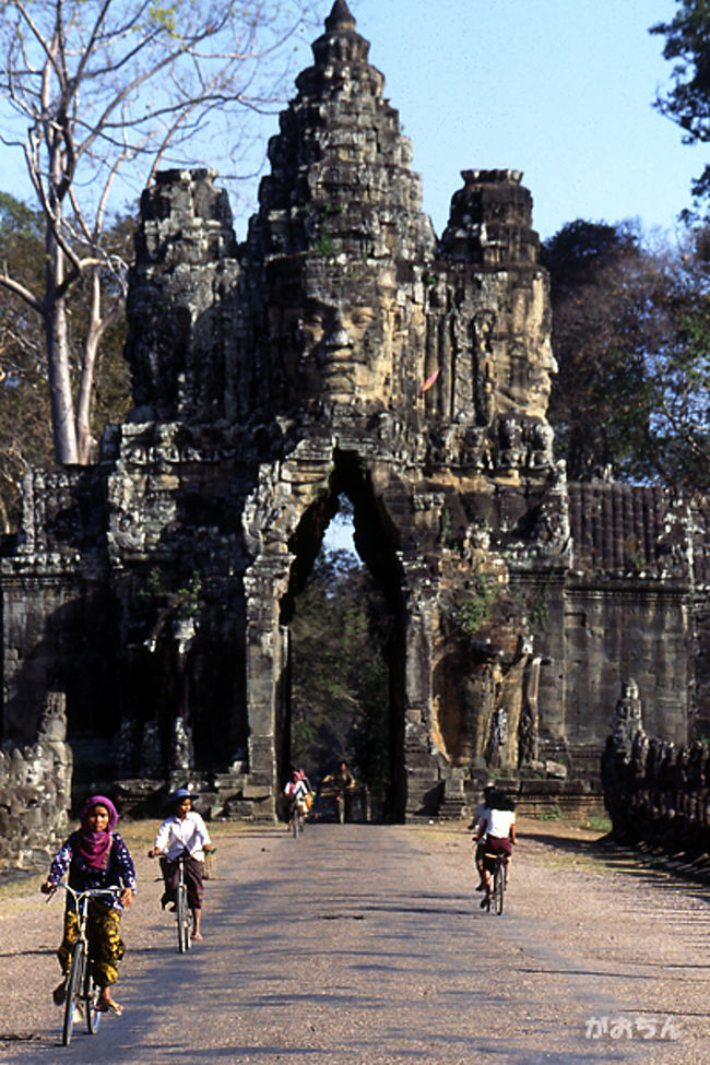 アンコールワット以上に見てみたかったのが、アンコール朝の最盛期に建設された城郭都市アンコールトムと、その中心にあるバイヨン寺院の人面像でした。<br /><br />まだカンボジアが安全とはいえない時代だったので、遺跡を訪れる観光客も少なく、バイヨンには神秘的な雰囲気が漂っていました。<br /><br /><br />※写真は、アンコールトム・南大門と地元の人々