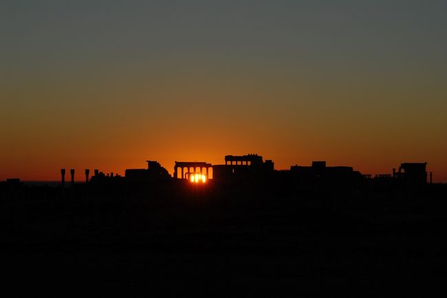 夕方ダマスカスを離れ砂漠の遺跡パルミラに向かいます。深夜パルミラ着、翌朝から観光となります。女王ゼノビアの夢のあとを探索します。写真はパルミラの夜明け。昼は真夏夜は真冬霜が降りるくらい寒かったです。