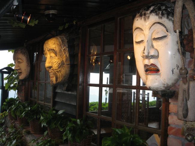 4日間の旅行でしたが、最終日は早朝出発だったので実質2日ちょっとの自由時間。<br /><br />その中で台北の寺院、博物館、夜市、101、動物園めぐりに九イ分まで足を延ばしてお茶体験。<br /><br />その上マッサージ体験やグルメ、ショッピングまでとても欲張りな旅行でした。<br /><br />皆のリクエストに応えてプランを練った現地駐在の義兄のおかげで、沢山体験出来て満喫の旅でした。<br /><br />☆到着初日から夜遅くまで遊びました♪