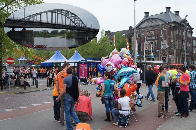 オランダ・ドイツ９日目の４月３０日(月)は、最後に、<br />１５：１４デュッセルドルフ〜１６：３９アーヘンの鉄道で、アーヘンへ行きます。<br />４月３０日は、現女王ベアトリクスの即位日で、先代女王ユリアナの誕生日のため、オランダの祭日です。このため、オランダ全土がオレンジ色（オランダ王家の色）の飾りが掲げられ、さまざまなパレードや音楽祭が催されます。<br />今日は、ステイオケイ・アーネム(ユースホステル)に泊る予定です。 