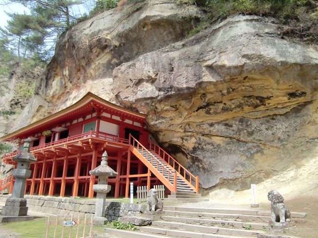 　秋田・盛岡の旅、最終日（4日目）は「平泉」に行きました。<br /><br />　昨年（2011年）6月に国内で12番目、東北では初の「世界遺産」に登録された「平泉」は、11世紀末に平泉へ移り住んだ「藤原清衡・きよひら」が、長い間「朝廷」との争いで亡くなった人達の「霊」をなぐさめる為と、戦争のない理想郷を願い、1105年に「中尊寺」・1124年には「金色堂」を建立しました。<br /><br />　「開山中尊寺」の石柱から杉並木の急な坂が続く参道、昨日腰を痛めた私には本当にきつく、2度、3度、休憩しながら、なんとか、中尊寺の本堂に到着。<br />　表門をくぐると、広い中庭に松の木、そして、1909年に再建された中尊寺の本堂には、「阿弥陀如来」が本尊として祀（まつ）られています。<br /><br />　そして、向かいの高台にある国宝「金色堂」に入りました。<br />金色堂は高さ８ｍのガラスケースで囲まれ、温度と湿度を管理して「６４０００枚」貼られている金箔（純度９７％以上）の劣化を防いでいます。<br />　<br />　金色堂は「金箔」だけでなく、螺鈿（らでん・漆地に夜行貝の貝がら）を２７０００個も貼ってあり、金箔の豪華さと、螺鈿の厳（おごそ）かな輝きがマッチし、金色堂を建立した藤原清衡、息子の基衡（もとひら）孫の秀衡（ひでひら）等によって平泉には１００年の間豊かさと平和をもたらしたとのことです。<br /><br />　そして、、金色堂中央の「須弥壇・しゅみだん」（仏像を安置する壇）には清衡が、左右の須弥壇には基衡と秀衡<br />が祀ってあり、又、中央の須弥壇の下には「黄金」の棺（ひつぎ）の中に、清衡の遺体が収められているようです。<br /><br /><br />　次に時間の関係で、観光コースの「毛越寺・もうつうじ」の見学の代わりに、短時間で観光できる「達谷窟・たっこくのいわや毘沙門堂」に１０分チョットで到着。<br /><br />　拝観料を払い、２つの赤い鳥居の先に、半分岩の中に入っている「毘沙門堂」が見えてきました。<br /><br />平安時代の８０１年、この地の農民達を苦しめていた、悪路王たちが立てこもったといわれる窟（いわや）で、その悪路王たちを滅ぼした「坂上田村麻呂」が戦勝を祝って建立されたとされる毘沙門堂は、京都の清水寺に似せたお堂を建て、「百八体」の毘沙門天像が祀られています。（現堂は１９６１年に再建された五代目）<br />　　　　　　　　　　　　　　　　　　　　　　　　　　　　　　　<br /><br />　それから、毘沙門堂のすぐ西側の大岩面壁に、１１世紀に彫られたといわれる「大磨岩仏・だいまがいぶつ」別名「岩面大仏」があります。<br /><br />　伝承によると、前九年の役や、後三年の役で亡くなった戦死者の霊を供養するために「源義家」が弓矢を射って彫られたとされていて、当初、高さ１６．５ｍ、顔の長さ３．６ｍ、肩幅９．９ｍ、口の大きさ１．３ｍだった岩面大仏が、１８９５年（明治２９年）胸から下が崩落し現在の形になったとのことです。<br />　風化がはげしく保存が問題になっているようです。<br /><br />　観光客はほとんどいませんでしたが、この２つは見ごたえがあり、本当に珍しいものを見ることが出来てよかったです。<br /><br /><br />　そして、秋田空港に戻る途中、横手ＩＣを降りて、ご当地Ｂ級グルメの「横手焼きそば」の人気店２軒をはしごし、その味を確認して、これで９回目のおやじ３人旅を無事終えることができました。<br /><br /><br />　<br /><br />　<br />　<br />　<br /><br />　<br /><br /><br /><br />　<br /><br />　<br /><br />　<br /><br /><br />　<br /><br /><br />　<br /><br /><br />