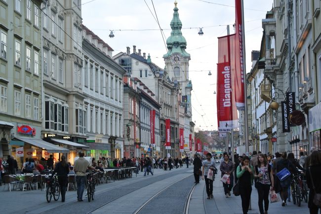 意味もなく寄り道したマリボルから、約１時間ほどで今日最後の目的地であるオーストリアのグラーツに到着しました。<br />グラーツでは知る人ぞ知るエッゲンベルグ城が一番の目的ですが、グラーツの市街も非常に雰囲気が良くて、ぶらぶら散歩も楽しい♪♪<br /><br />ここグラーツは旧市街と郊外のエッゲンベルグ城が世界遺産登録されておりまして、見所満載なのです。<br /><br />ではでは元日本代表監督であったオシムさんも愛する街グラーツを巡ります。（オシムさんはサラエボ出身ですが現在はここグラーツにお住まいだそうです）<br /><br /><br />まずはエッゲンベルグ城から行きましょう。<br />ここは街から離れまして、西へ車で１５分〜２０分くらいでしょうか？<br />ちょっと郊外の静かな住宅街にありまして、高い塀に囲まれておりました。<br />エッゲンベルグ城の何が見たかったのかというと、ここにはなぜか・・・？<br />日本の間という部屋がありまして、戦国時代豊臣の世の大阪城屏風絵があるのです！！<br />なぜでしょうね・・・？<br />まぁ、おそらく城主であったエッゲンベルグが収集家だったのでしょうが、当時の豊臣時代の大阪城屏風絵がはるか遠くオーストリアにあるなんて、ちょっとロマンチックではありませんか！？<br />ではでは、参りましょう（＾。＾）<br /><br />と思いきや。<br />なぃー、痛いぞこれは痛い（×_×）<br />入り口の係員さんが申す。<br />なんと日本の間公開は４〜１０月だけなんですと（チーン）<br />大阪城屏風絵を見たいがためにグラーツへ来たのに・・・。<br />あぁ事前の段取りの大切さ思い知る。<br />やってはいけない事をしてしまった、意気消沈で沈没。<br /><br /><br />しょうがないのでもう一つの世界遺産グラーツの旧市街で我慢しよう（:_:）<br />人口２５万くらいの中規模の都市なので、街の大きさもほどほどです。<br />待ち歩きにはちょうど良かったですね。<br /><br />カジノの前の駐車場に停めて、繁華街のハウプト広場とヘレン通りをぶらぶら。<br />ハウプト広場からはシュロスベルグ（城山）を遠望でき、写真撮影にもってこいです。<br />ホントはシュロスベルグ内（今は時計塔が残る公園になってる）にも、王宮にも行きたかったが、意気消沈のため割愛することに。<br /><br /><br />でもさすがですね。<br />オーストリアは音楽の都と言いますか。<br />日本みたく下手な「ゆず」かぶれではなくて、バイオリンやサックスを路上で披露する方々多数！！<br />いたるところで音楽が聞こえて来るのです（@。@）ほえー<br />これは雰囲気良いはずですね♪♪<br />ヨーロッパの街並み＋演奏で、街歩きが楽しくなります。<br />どこかでオシムさんも聞いているのですかね？<br /><br /><br /><br />つづく