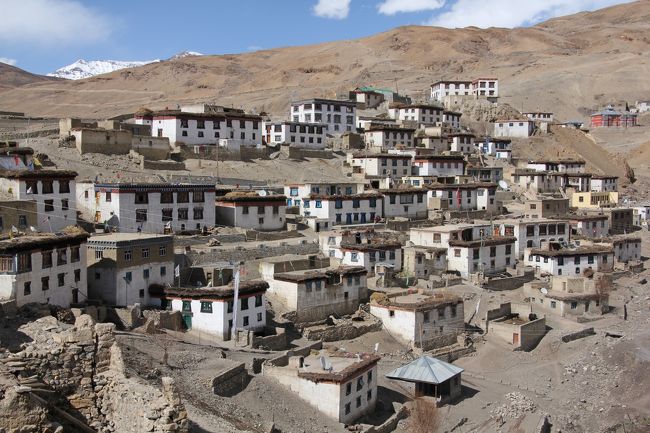 キーゴンパを後にし、さらに山道を進んでキッバル村（Kibber）に向かいます。キッバル村の標高は4,205ｍもあるため、昔は「世界で一番高い村」と呼ばれていたそうですが、先ほど訪れたランザ村が4,310ｍ、コミク村が4,520ｍなので、すでに抜かれています。スピティの荒涼とした山々に囲まれた場所に、チベット民居の集落が密集して建てられていて実に美しい村でした。<br /><br />***************************************************<br /><br />　4/27(金)　関空→広州→デリー<br />　4/28(土)　デリー(AIR)→シムラー→ランプール→サラハン(BUS)<br />　4/29(日)　サラハン→TAXI→カムル→TAXI･ﾋｯﾁ→カルチャム<br />　　　　　　　→BUS→レコンピオ<br />　4/30(月)　レコンピオ→パーミット取得→TAXI→タボ<br />　5/1 (火)　タボ→ダンカルゴンパ→ラルーン村→カザ(TAXI)<br />★5/2 (水)　カザ→ランザ→コミク→キー→キッバル→カザ(TAXI)<br />　5/3 (木)　カザ→ギウ→ナコ→スピロ→レコンピオ(TAXI)<br />　5/4 (金)　レコンピオ→シムラ(BUS)<br />　5/5 (土)　シムラー(AIR)→デリー→機内泊<br />　5/6 (日)　広州→関空 