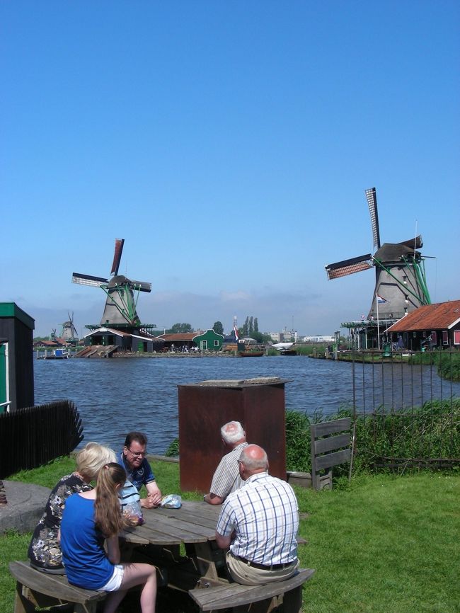 オランダ、ベルギーを周遊して来ました。<br />そしてやっぱり、オランダと言えば水車かな、って事で、到着翌日、アムステルダムから日帰りでザーンセ・スカンスに出かけました。<br /><br />アムステルダム　　４泊<br />ユトレヒト　　　　１泊<br />マーストリヒト　　１泊<br />ナミュール　　　　１泊<br />モンス　　　　　　１泊<br />ブルージュ　　　　２泊<br />ブリュッセル　　　４泊<br />