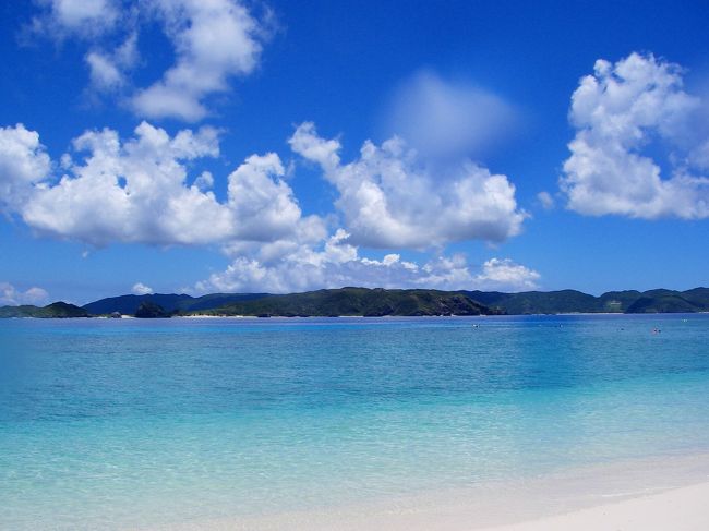 慶良間諸島の中でも三つの島が橋で繋がった島々があります。<br /><br />それは阿嘉島ー慶留間島(ゲルマ島)ー外地島(フカジ島)です。<br /><br /><br />阿嘉島は人口340人ですし、慶留間島は人口81人ですが外地島は無人島ですから橋で結ぶ必要もないようですが、この島には何と!空港があります。<br />現在はチャーター機のみの使用だそうです。<br /><br />慶留間島(ゲルマ島)、外地島(フカジ島)はとても徒歩ではいけないし、自転車でもアスファルト上のミミズ状態になる(笑)と脅かされたので?!バイクで観光することにしました!<br /><br />norisa夫妻、ゲンチャでゴ―です(某トラベラーさん、キャッチフレーズお借りしてスミマセン!?)<br /><br />しかし、バイクで回ったおかげで徒歩ではとても行けなかった歴史を物語るところにも行くことができましたーーーー。<br /><br />