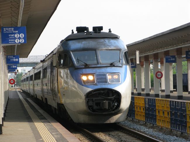今回のGWは、ビートル（高速船）とKTX（韓国版新幹線）を使い、韓国へ足を運びました。5日目の午前中、韓国国鉄東海南部線を特急セマウル号にて釜山へ向かいました。********************************************************★ビートル＆KTXで行く、GW韓国縦断の旅：関連旅行記★・vol.1：1〜2日目福岡から出発スルニダhttp://4travel.jp/traveler/sportcross/album/10674328/・vol.2：2日目釜山到着，KTXでソウルへGO!http://4travel.jp/traveler/sportcross/album/10674598/・vol.3：2日目移動日とわりきっていたけど･･･ソウルでやっぱり食べるぞ飲むぞ♪http://4travel.jp/traveler/sportcross/album/10674951/・vol.4：3日目am 朝から醸造所で生マッコリ＆安国おすすめモッシドンナ♪http://4travel.jp/traveler/sportcross/album/10675154/・vol.5：3日目pm 付岩洞ほかソウル行きたいところhttp://4travel.jp/traveler/sportcross/album/10679210/・vol.6：4日目am KTXで慶州へ、チョムソンデ＆サンパッhttp://4travel.jp/traveler/sportcross/album/10679467/・vol.7：4日目pm 慶州佛国寺＆石窟庵ほか慶州市街散策http://4travel.jp/traveler/sportcross/album/10680818/・vol.8：5日目am 東海南部線セマウル号で釜山へhttp://4travel.jp/traveler/sportcross/album/10681026/・vol.9：5日目pm 臨時首都記念館＆甘川洞文化村散策♪http://4travel.jp/traveler/sportcross/album/10681344/・vol.10：5日目pm チャガルチで飲んで食べてマッサジ☆http://4travel.jp/traveler/sportcross/album/10681560/・vol.11：6日目 帰国前の釜山満喫ラストスパート！http://4travel.jp/traveler/sportcross/album/10682593/
