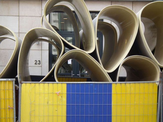 　今日は一日切符を買ってアール・ヌーヴォー建築探訪の旅（ちなみにずっとこれは「たんぽう」と読むのだとばかり思っていました）を満喫です。なにしろトラムにしろバスにしろ、どこをどう乗ったって良い訳ですから、その選択のまぁ、いい加減なこと。<br /><br />　重宝していた路線図がどこに行ったかわからなくなっちゃって、細かいところが思い浮かびませぬが、ブリュッセルという街がこれほど面白いとは思っていなかったことをこの際白状しておきます。<br /><br />　そして今日の締めくくりは、なんとロンドン・シンフォニーでございます。たまたまBOZARのサイトを見ていたらこの日にCentre for Fine Arts・Henry Le Boeuf Hallでロンドン・シンフォニーのコンサートがあることがわかって一番安い18ユーロの席を買っておいたのです。いくらクラッシクに暗い私でもこの豪華さには感動いたしました。<br /><br />　ところで、この写真なんですが、アール・ヌーヴォー建築巡りをしていた時に道路工事の現場で見かけたものです。古い下水道のリニューアル工事で、これを内張にするのではないかと読んだんですが、如何なものでしょう。古い下水道は煉瓦でこんな水滴型断面に作られていたと聞いたことがあるのですが、それは古すぎますかねぇ。そうでないとこの形状のパイプの意味がわからない。ご存じの方が教えてくださることを願って。