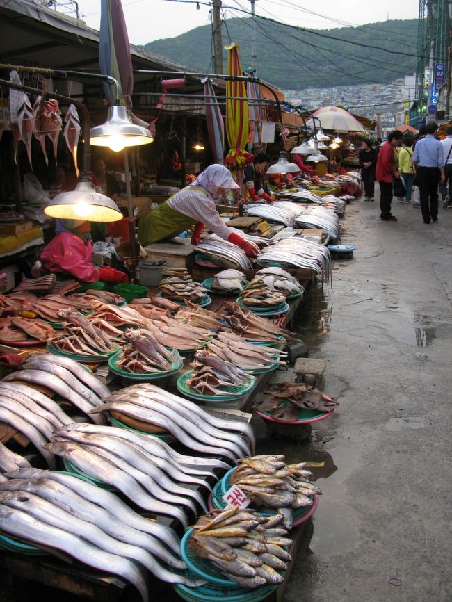 今回のGWは、ビートル（高速船）とKTX（韓国版新幹線）を使い、<br />韓国へ足を運びました。<br /><br />5日目の午後、甘川洞文化村散策を終え、<br />チャガルチまで戻ってきました。<br /><br />今日も歩いたからしっかり食べて飲むぞー♪<br /><br />********************************************************<br />★ビートル＆KTXで行く、GW韓国縦断の旅：関連旅行記★<br /><br />・vol.1：1〜2日目福岡から出発スルニダ<br />http://4travel.jp/traveler/sportcross/album/10674328/<br />・vol.2：2日目釜山到着，KTXでソウルへGO!<br />http://4travel.jp/traveler/sportcross/album/10674598/<br />・vol.3：2日目移動日とわりきっていたけど･･･ソウルでやっぱり食べるぞ飲むぞ♪<br />http://4travel.jp/traveler/sportcross/album/10674951/<br />・vol.4：3日目am 朝から醸造所で生マッコリ＆安国おすすめモッシドンナ♪<br />http://4travel.jp/traveler/sportcross/album/10675154/<br />・vol.5：3日目pm 付岩洞ほかソウル行きたいところ<br />http://4travel.jp/traveler/sportcross/album/10679210/<br />・vol.6：4日目am KTXで慶州へ、チョムソンデ＆サンパッ<br />http://4travel.jp/traveler/sportcross/album/10679467/<br />・vol.7：4日目pm 慶州佛国寺＆石窟庵ほか慶州市街散策<br />http://4travel.jp/traveler/sportcross/album/10680818/<br />・vol.8：5日目am 東海南部線セマウル号で釜山へ<br />http://4travel.jp/traveler/sportcross/album/10681026/<br />・vol.9：5日目pm 臨時首都記念館＆甘川洞文化村散策♪<br />http://4travel.jp/traveler/sportcross/album/10681344/<br />・vol.10：5日目pm チャガルチで飲んで食べてマッサジ☆<br />http://4travel.jp/traveler/sportcross/album/10681560/<br />・vol.11：6日目 帰国前の釜山満喫ラストスパート！<br />http://4travel.jp/traveler/sportcross/album/10682593/<br />