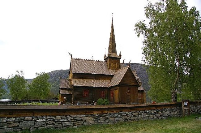 「オスロ」の観光を終え今日から待望の「フィヨルド」へ<br /><br />途中に寄った木造のスターフ教会