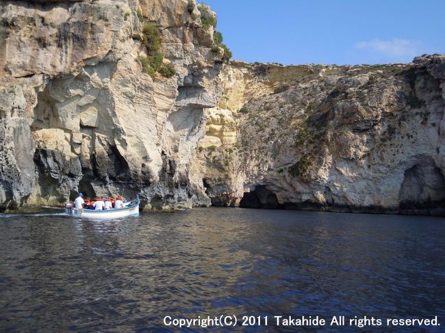 ２日目はマルタ島を路線バスで廻ります。<br /><br /><br />青の洞門(That il-Hnejja(Blue Grotto))<br /><br />ズッリー(Żurrieq)町の近く、島の東南に面した海の洞窟群です。小型のボートで約30分の遊覧が楽しめます。<br /><br /><br />マルタ島：http://ja.wikipedia.org/wiki/%E3%83%9E%E3%83%AB%E3%82%BF%E5%B3%B6<br />青の洞門：http://en.wikipedia.org/wiki/Blue_Grotto_(Malta)<br />青の洞門：http://www.wix.com/bluegrottomalta/bluegrottomalta<br />ズッリー：http://en.wikipedia.org/wiki/Żurrieq