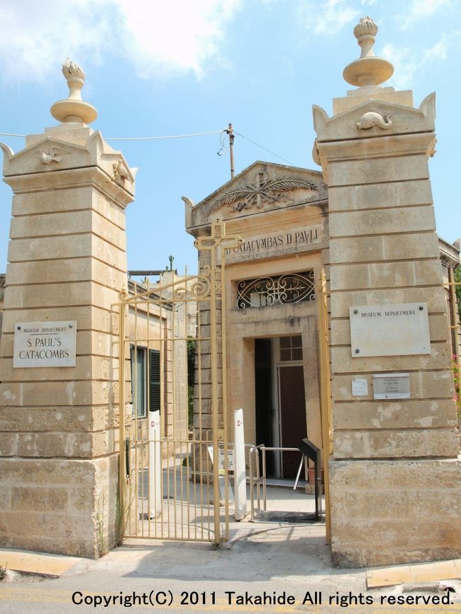 イムナイドラから再びバスでラバト(Ir-Rabat)へ。<br />イムディーナ(Mdina)と併せて観光します。<br /><br />聖パウロの地下墓地(St. Paul&#39;s Catacombs)<br /><br />ラバトにあるマルタ最大の地下墓地です。<br /><br /><br /><br />ラバト：http://en.wikipedia.org/wiki/Rabat,_Malta<br />イムディーナ：http://ja.wikipedia.org/wiki/%E3%82%A4%E3%83%A0%E3%83%87%E3%82%A3%E3%83%BC%E3%83%8A<br />イムディーナ：http://www.mtajapan.com/mdina.html<br />イムディーナ：http://www.visitmalta.com/mdina?l=10<br />聖パウロの地下墓地：http://en.wikipedia.org/wiki/St._Paul&#39;s_Catacombs<br />聖パウロの地下墓地：http://www.heritagemalta.org/sites/stpaulscatacombs/stpaulscatacombsinfo.html