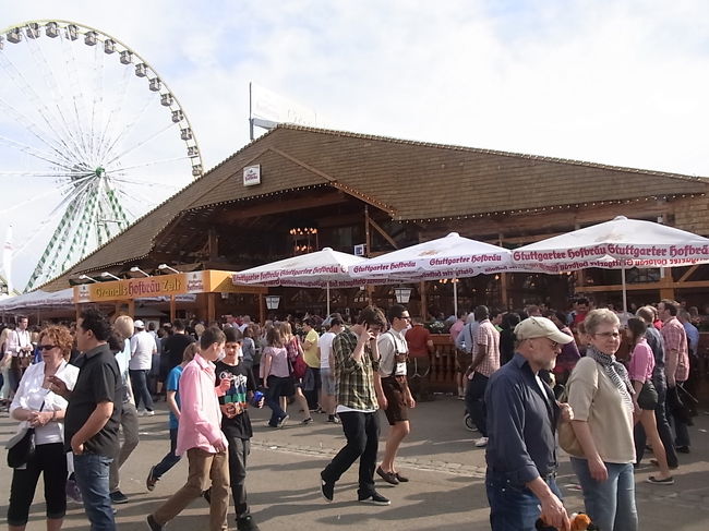 シュトゥットガルトは祭りが多い。<br />4月から3週間近く開催されるこのFrulingsfest(春祭）のほかに、８月頭のSommerfest（夏祭）、８月末から１０日ほど開催される、有名なStuttarterWeindorf(ワイン村）、９月末から10月中旬の、最大の祭りCannstatter Volkfest(民族祭）。そしてもちろんクリスマスのWeihnachatsMarkt。<br />そしてどの祭りでも重要なのはビールとワインといったお酒だと思われる。ドイツの大型の祭りには初めて参加したが、大型のテント以外にもあっちこっちでビールが飲めるし、たいへんな数の人々が楽しく杯をかたむけていた。<br />写真はシュトゥットガルターホフブロイのテント。背後に観覧車が見える。