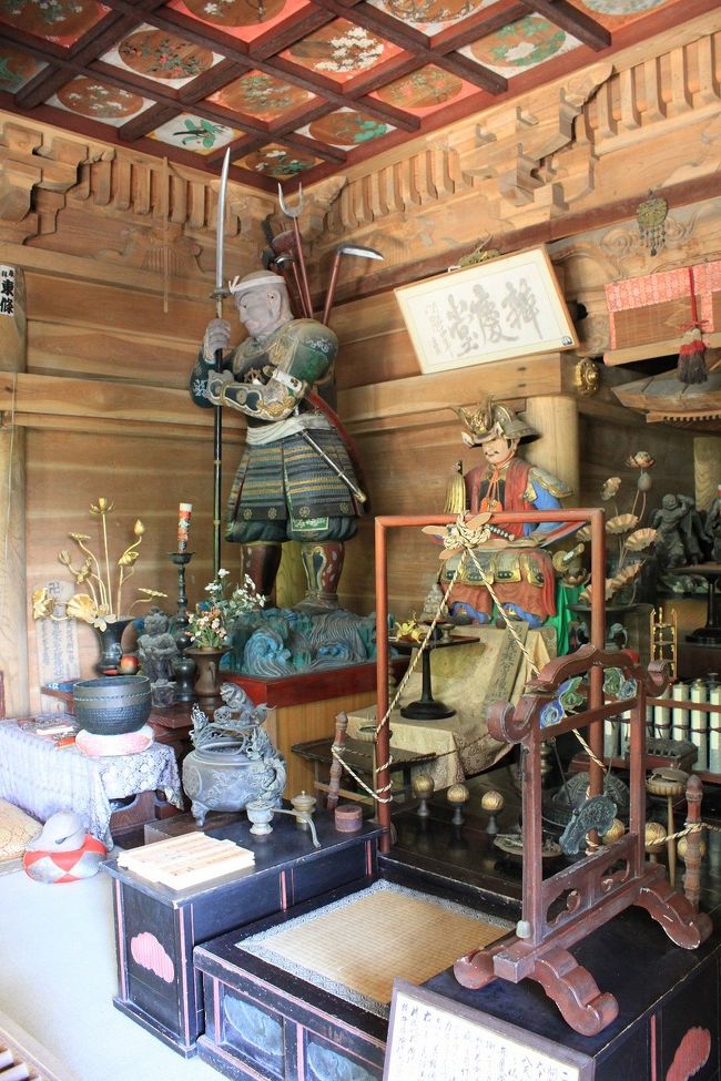 約35年前 学生時代に東北を旅行し、それ以降行っていなかった所に行こうと思っていた矢先、昨年の震災があり、遠慮していましたがそろそろ落ち着いてきたかなと思い、復興支援を兼ねて東北に行ってきました。<br />今回のツアーは、初日に世界遺産に登録された中尊寺、十和田湖の奥入瀬渓流、日本三景の松島を関西から1泊2日で行くもので、宮城、岩手、秋田、青森の4県をバスでかけ回る弾丸ツアーです。ただツアー費用は何と一人2万5千円と格安です。ただし昼食は自由喫食でした。それでも安いですね。<br />今回は初日の中尊寺と十和田湖観光を記載します。