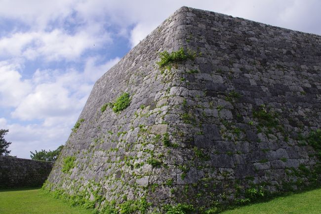 沖縄県には世界遺産として「琉球王国のグスク及び関連遺産群」があります。<br />この世界遺産のうち、座喜味城跡、勝連城跡と中城城跡の３箇所を紹介します。<br /><br />ちなみに、「城」はグスクと呼び、<br />座喜味城は「ざきみぐすく・ざきみじょう」、<br />勝連城は「かつれんぐすく・かつれんじょう」、<br />中城城は「なかぐすくじょう」<br />です。<br /><br />各城跡への公共交通アクセスは難しいので、レンタカーが最適です。<br />