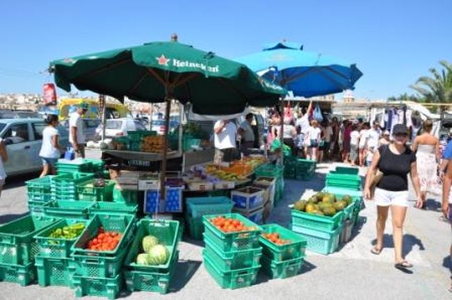 マルタ島最大の漁村、Marsaxlokk(マルサシュロック)では、毎日午前中に海沿いにマーケットがオープンします。日曜日には魚介類、野菜、特産品、以外に日用雑貨なども多くの屋台と訪れる人で賑わいます。<br /><br />