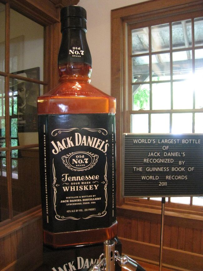 テネシーウィスキーJack Daniel&#39;sの蒸留所見学ツアーに参加してきました。<br /><br />Jack Daniel&#39;sはテネシー州南部Lynchburgで誕生しました。<br />この辺はむしろウィスキーよりはバーボン（ケンタッキー）の蒸留所やワイナリーのほうが多いのですが、知名度としては、このJack Daniel&#39;sだけでテネシーウィスキーの名を世界中に知らしめています。<br /><br />この蒸留所はまだ現役で、豊富な湧き水（これがこのウィスキーの要だそうです）を元に世界中で消費されるこの有名ブランドのウィスキーを造り続けています。<br /><br />