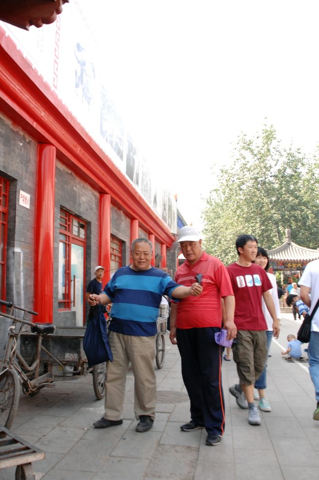 5月27日の続きです。<br /><br />潘家園の用事が済んだので、次は瓢箪探しで十里河の花鳥市場へと出掛けました。<br />ここは、色んな趣味を持った老北京のオヤジ連中が集まる場所で、北京の生活文化が色濃く感じられる所です。<br />前回で架けた時に詳しく紹介したこともあるので、今日は目的の瓢箪を中心に綴ってみました。<br /><br />これが終わったら、アテンド業務で空港へ向かいます。<br />今回の中国渡航は、このアテンドの為に計画されたものですから、これをしくじる訳には行きません。<br />しかも、到着早々ではありますが、観光も控えているので、時間はかなりシビアになってきます。<br />..って言うか、前後の移動日を合わせてたった3日ってのは、広い北京ではかなりのハードスケジュールですよ～！<br /><br /><br />画像は、釣具店でゲットした念願の竿を吟味する仲良しさん。