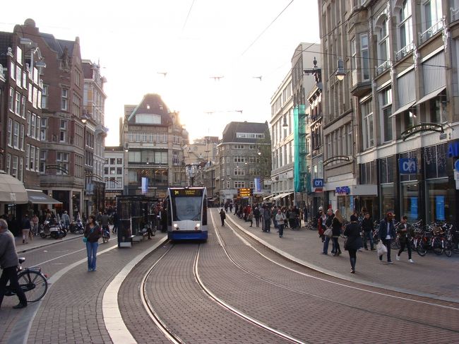 路面電車の走る街をめぐる旅。チューリヒを手始めに途中夜行列車も使い、４都市＋おまけの１都市を周りました。<br />この旅行記では３都市目のアムステルダムを。