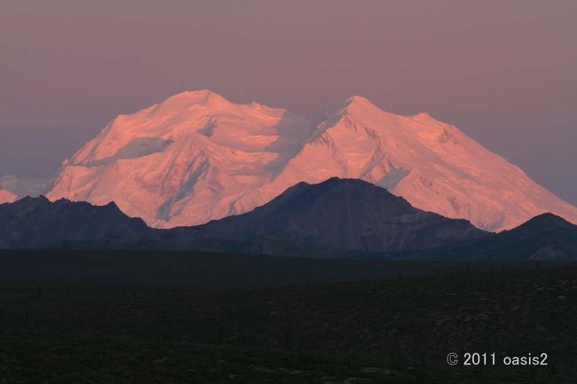 憧れのラストフロンティア、アラスカに上陸。アンカレジ～スワード～フェアバンクスへと駆け抜けます。<br /><br />今回の一番の見どころ、デナリ国立公園へやってきました。今回の旅のメインイベント、シャトルバスでワンダーレイクに到着。大自然のど真ん中のトレイルを歩きます。<br />そしてとうとうご対面なるか。後編～　デナリ国立公園編⑤　～<br /><br />訪問先：デナリ国立公園、ワンダーレイク、マッキンリーバートレイル