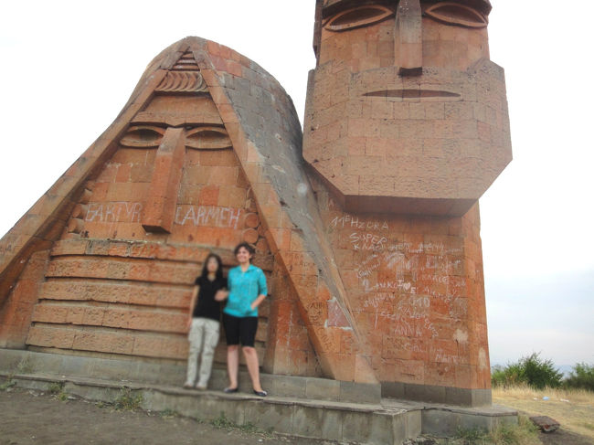 2011年夏　７月３１日～８月１８日<br />１９日間のコーカサス３か国とロシア・モスクワ旅行。<br /><br />8月12～13日<br />アルメニア滞在中に、足を伸ばしてナゴルノ＝カラバフ共和国まで行く。<br />--------<br />ナゴルノ？なにそれ？な方へ。<br />このナゴルノ＝カラバフ地方は、アルメニアとアゼルバイジャンが、お互いに領有権をめぐって争っている地域です。先の両国間の戦争でアルメニアが勝ち、そのまま傀儡国として独立させ、ややゴーインに事実上の占有を続けている地方です。<br />このページがとても詳しい。<br />http://www.geocities.co.jp/SilkRoad-Lake/2917/ussr/nagornokarabagh.html<br />公式HPもあった<br />http://nkr.am/en/<br /><br /><br />『国』って呼ばれているものの、実際には世界のどこからも『国』だと承認されていない。国際的にはアゼルバイジャン領だと認められています。でも実効支配はアルメニア。うむ複雑。<br />カテゴリーとしては、北キプロスとかみたいな【微妙な国】になります。<br /><br />現在は停戦状態であるといえど、基本的には紛争状態のこの地域、ヒヤヒヤしながら潜入したのですが、首都ステパナケルトはめちゃめちゃ平和、かなり拍子抜け。<br />とはいえ脆い均衡の上に成り立っている、一時の平和かもしれないと、というのはいろいろな点からにじみ出ていた。<br /><br />そんなナゴルノ考・前篇ステパナケルト（アゼル語ではハンケンディ）を。