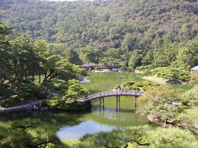 ちょっと？昔ですが　日帰り香川県うどん旅にいきました！<br />うどんは　一日４軒　ひたすら食べまくった！<br />そのとき　栗林公園にいきました☆<br />とても　素敵で　感動しました♪