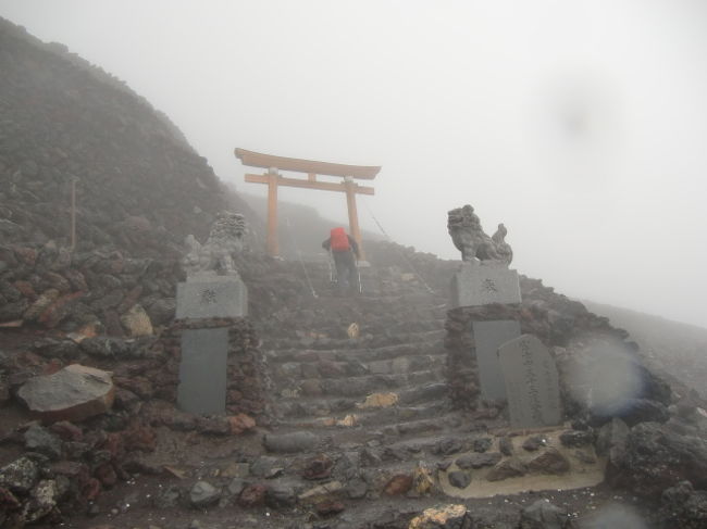 8回目の富士山で初めて吉田口１合目から登ることになった。<br /><br />昔からの富士登山の起点である浅間神社からスタートすることも考えたが<br />一合目までアスファルトを歩くことや日帰り登山で時間的な制約もあるので馬返しから登ることにした。<br /><br />