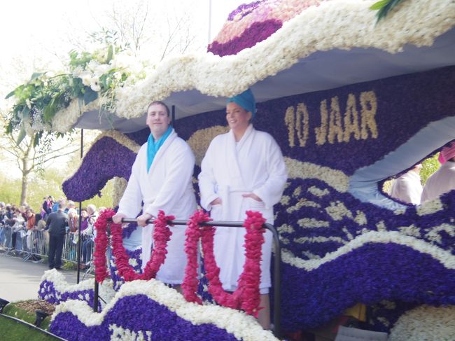 4月のオランダといえば、花のパレード!!!をキューケンホフで見てきました。<br />でも何だかちょっとヘンテコな花車ばかりで、色んな意味で楽しめました。<br />これから花のパレードを見に行かれる方の何かお役に立ちますように。<br /><br />ちなみに2012年は4月21日でした。<br />公式ホームページに何時にどこを通過するか詳細があるので便利です〜。<br />キューケンホフには15時すぎに到着してましたよ。<br /><br />★ちなみに、こちらの一人旅日記は、<br />●ドイツ(ヴュルツブルグ→ローテンブルグ→ニュルンベルク→ミュンヘン→フッセン→ノイシュヴァンシュタイン城→アウグスブルグ→マンハイム→ハイデルベルグ→マインツ→トリーア)<br />↓<br />●ルクセンブルグ<br />↓<br />●ベルギー(リエージュ→ルーヴァン→ブリュッセル)<br />↓<br />●オランダ(ロッテルダム→アルクマール→キンデルダイク→キューケンホフ→ライデン→デルフト→ユトレヒト→デン・ハーグ→アムステルダム→ザーンセ・スカンス→→フォーレンダム→マルケン)<br />↓<br />●デンマーク(コペンハーゲン)<br /><br />の旅の一部です。良かったら、他の旅も見てください。