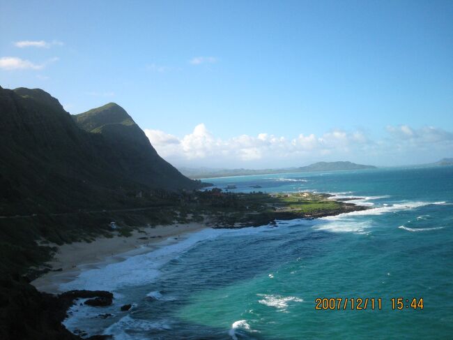 写真:オアフ島最東端のマカプウ・ポイント・ライトハウス・トレイル<br />Makapu‘u Point Lighthouse Trailの<br />道端の展望台から<br />(灯台側の展望台では無く、Sunday Beach横の真っ直ぐな道から道を登り切った右側道沿いの展望台です)。<br /><br />マカプウ灯台展望台はこの年までは道端に車を置いて、鉄格子扉を潜って登るので若干後ろめたい感じが有ったのですが、今は立派な駐車場も出来、堂々?と歩いて登れます。<br /><br />レンタカー会社等でも行かない方が良いと言われているオアフ島西方面だけでなく<br />(ハワイ政庁がコオリナ・アウラニ方面を第二のワイキキにしようとしているので、一部は安全性は高くなりましたが)、<br /><br />此の当たりも日本とは違い、潜在的危険は多いので、注意が必要です。<br />パトカーが駐車場で長時間見張っている事が多いです。 <br /><br />灯台行きの下の駐車場から見える舗装されていない荒野の道を海方向に道を行くとパワースポットと言われる「ペレの椅子」に行けますが、観光客も殆どおらず更に危険地帯です(地元の海水浴の子供は時々見かけます)。<br /><br />古いですが、此処に投稿して居なかったので、ご参考までに。