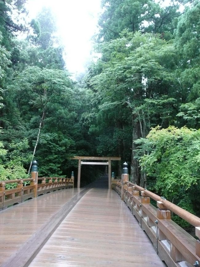 養老公園から伊勢方面に向かって移動。<br />56号線〜258号線南下〜桑名東ICから東名阪道〜亀山JCTで伊勢湾道方面へ〜伊勢西IC下車。<br />途中、御在所SAで昼食を取り、伊勢神宮外宮に着いたのは15時半位。<br />駐車場が無料なのは嬉しい。<br />あいにくの小雨模様だったが、それもまた趣があって良い。<br />もう17時を過ぎていたが、折角だから内宮へも行ってみた。<br />こちらも駐車場は無料だったが、7月からは有料になると表示がされていた。<br /><br />こんなに大きな神社が2ヶ所もあるなんて伊勢市民が羨ましいな〜。